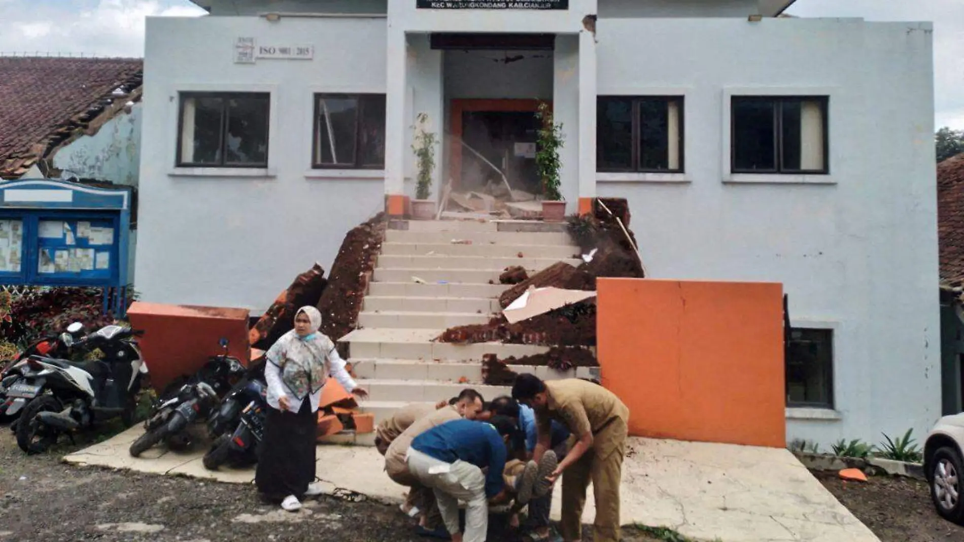 Fuerte sismo en Indonesia deja decenas de muertos y cientos de heridos